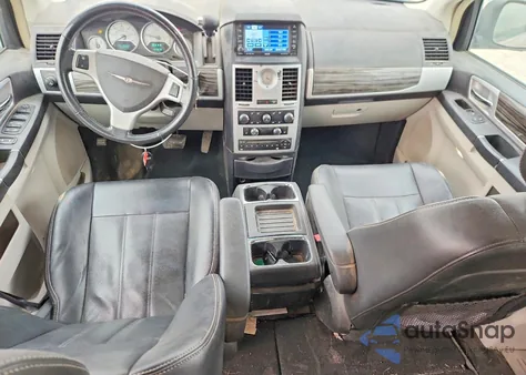 2010 Chrysler Town & Country Touring z USA, uszkodzony, nr VIN 2A4RR5DX7AR289719